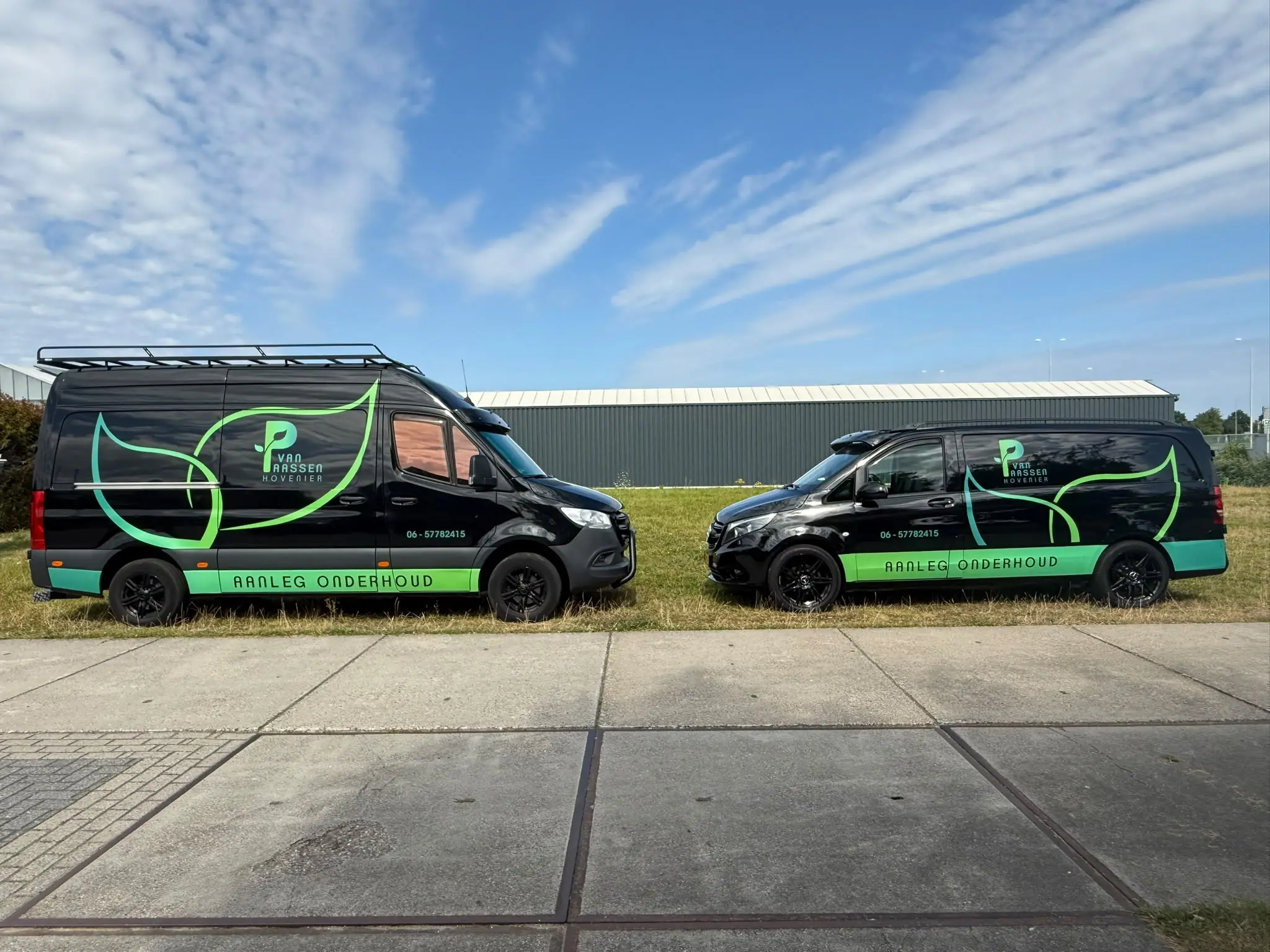 De twee bedrijfsbussen van Van Paassen Hovenier: aanleg en onderhoud