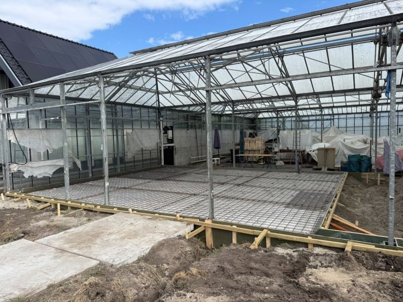 Aanleg betonvloer – tuinproject door Van Paassen Hovenier, foto 1