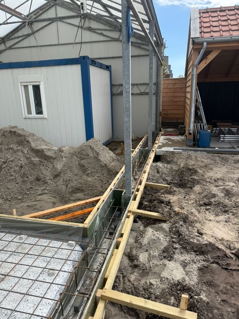 Aanleg betonvloer – tuinproject door Van Paassen Hovenier, foto 2