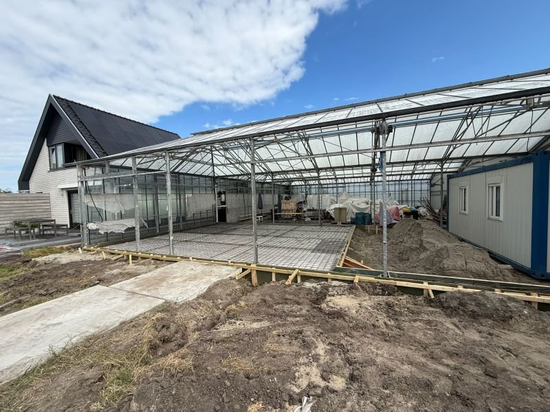 Aanleg betonvloer – tuinproject door Van Paassen Hovenier, foto 3