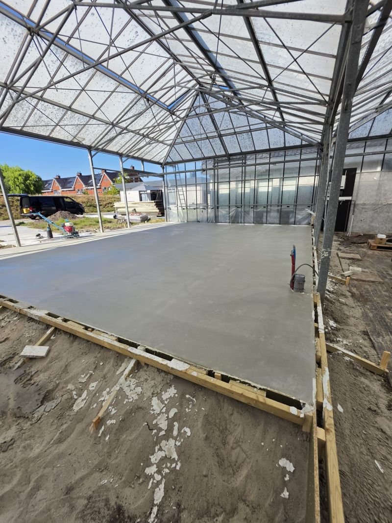 Aanleg betonvloer – tuinproject door Van Paassen Hovenier, foto 5