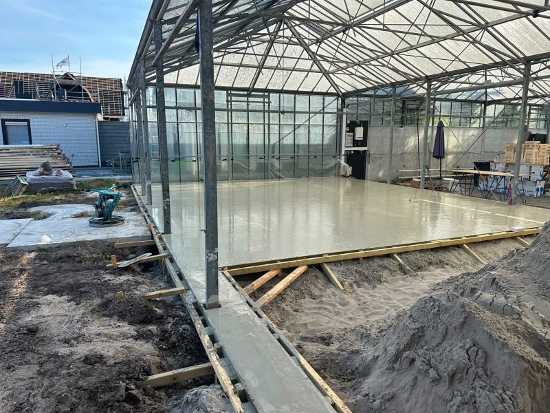 Aanleg betonvloer – tuinproject door Van Paassen Hovenier, foto 6