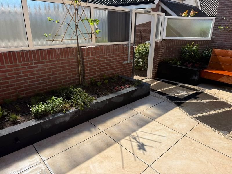 Beplanting en bestrating – Maasdijk – tuinproject door Van Paassen Hovenier, foto 3