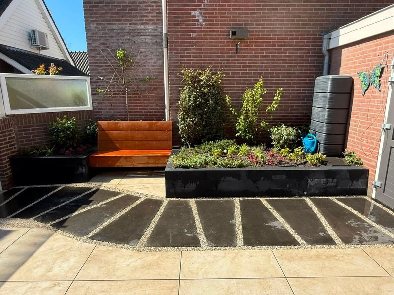 Beplanting en bestrating – Maasdijk – tuinproject door Van Paassen Hovenier