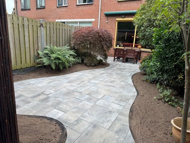 Bestrating achtertuin – Maasdijk – tuinproject door Van Paassen Hovenier, foto 1