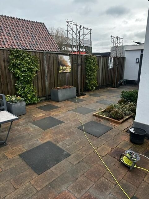 Bestrating borstelen – Maasdijk – tuinproject door Van Paassen Hovenier, foto 1