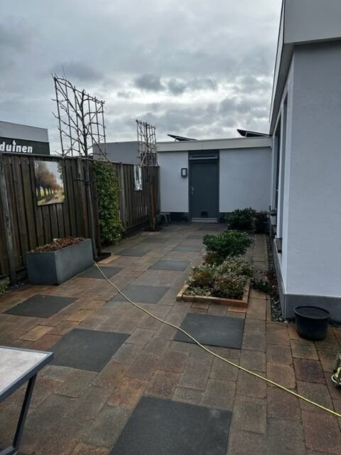 Bestrating borstelen – Maasdijk – tuinproject door Van Paassen Hovenier, foto 2