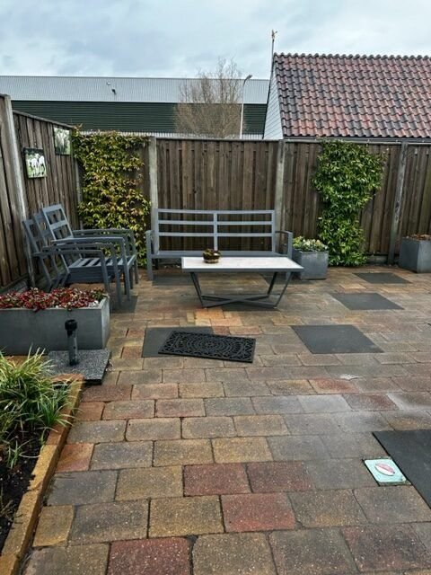Bestrating borstelen – Maasdijk – tuinproject door Van Paassen Hovenier, foto 3