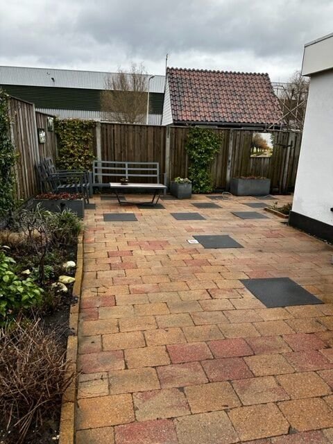 Bestrating borstelen – Maasdijk – tuinproject door Van Paassen Hovenier, foto 5