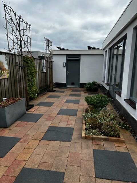 Bestrating borstelen – Maasdijk – tuinproject door Van Paassen Hovenier, foto 6