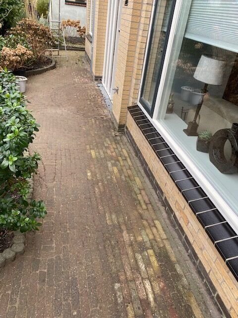 Hemelwaterafvoer ingraven – tuinproject door Van Paassen Hovenier, foto 1