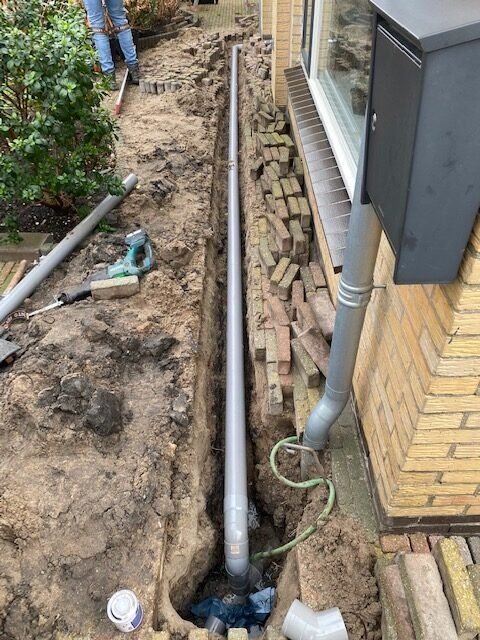 Hemelwaterafvoer ingraven – tuinproject door Van Paassen Hovenier, foto 2