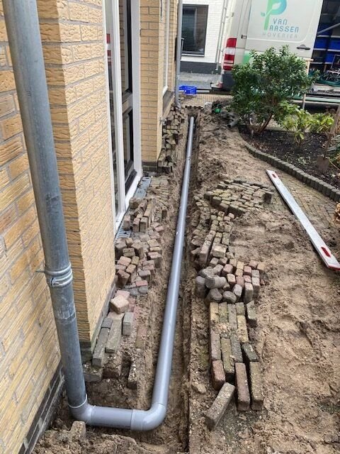 Hemelwaterafvoer ingraven – tuinproject door Van Paassen Hovenier, foto 3