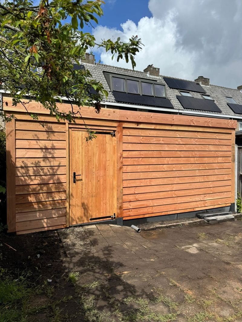 Houten Veranda – Vlaardingen – tuinproject door Van Paassen Hovenier, foto 1
