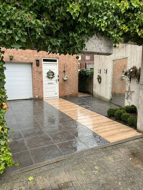 Nieuwe oprit en looppad – tuinproject door Van Paassen Hovenier, foto 2