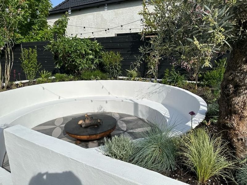 Ronde zithoek achtertuin – Maasdijk – tuinproject door Van Paassen Hovenier, foto 1