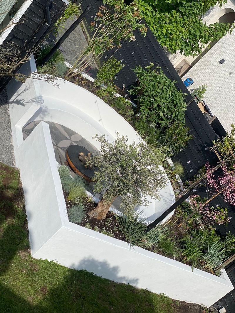 Ronde zithoek achtertuin – Maasdijk – tuinproject door Van Paassen Hovenier, foto 3
