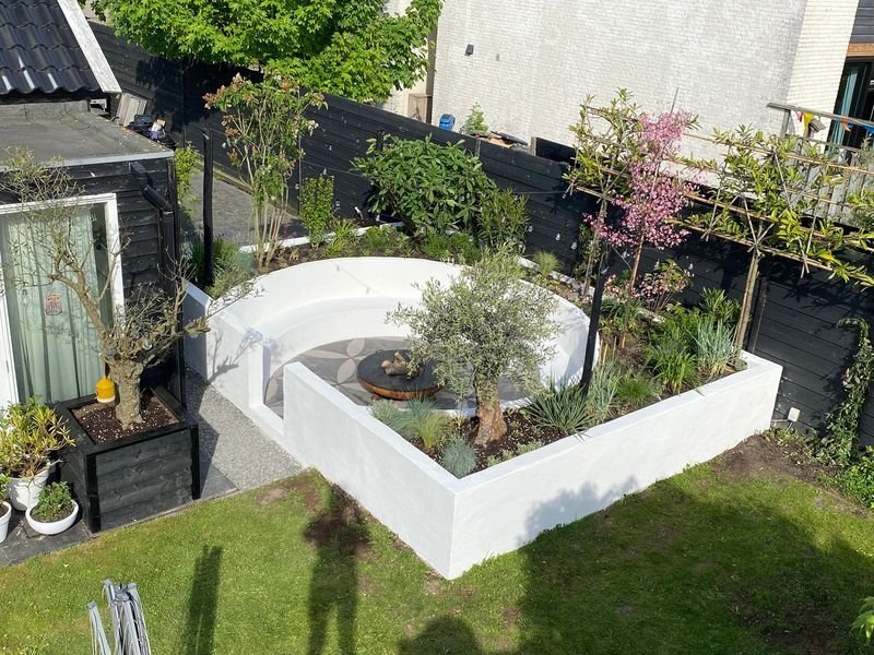 Ronde zithoek achtertuin – Maasdijk – tuinproject door Van Paassen Hovenier, foto 5